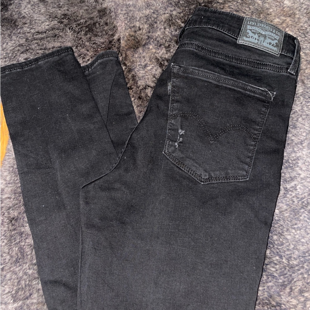 Women’s black skinny Levi’s 30w 28L with ripped knee